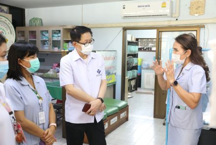 Secretary of the National Health Security Office (NHSO) visits Phra Nang Klao Hospital to follow-up the operations of caring for COVID-19 outpatients “See, Give, End” and home isolation care by community health centers.